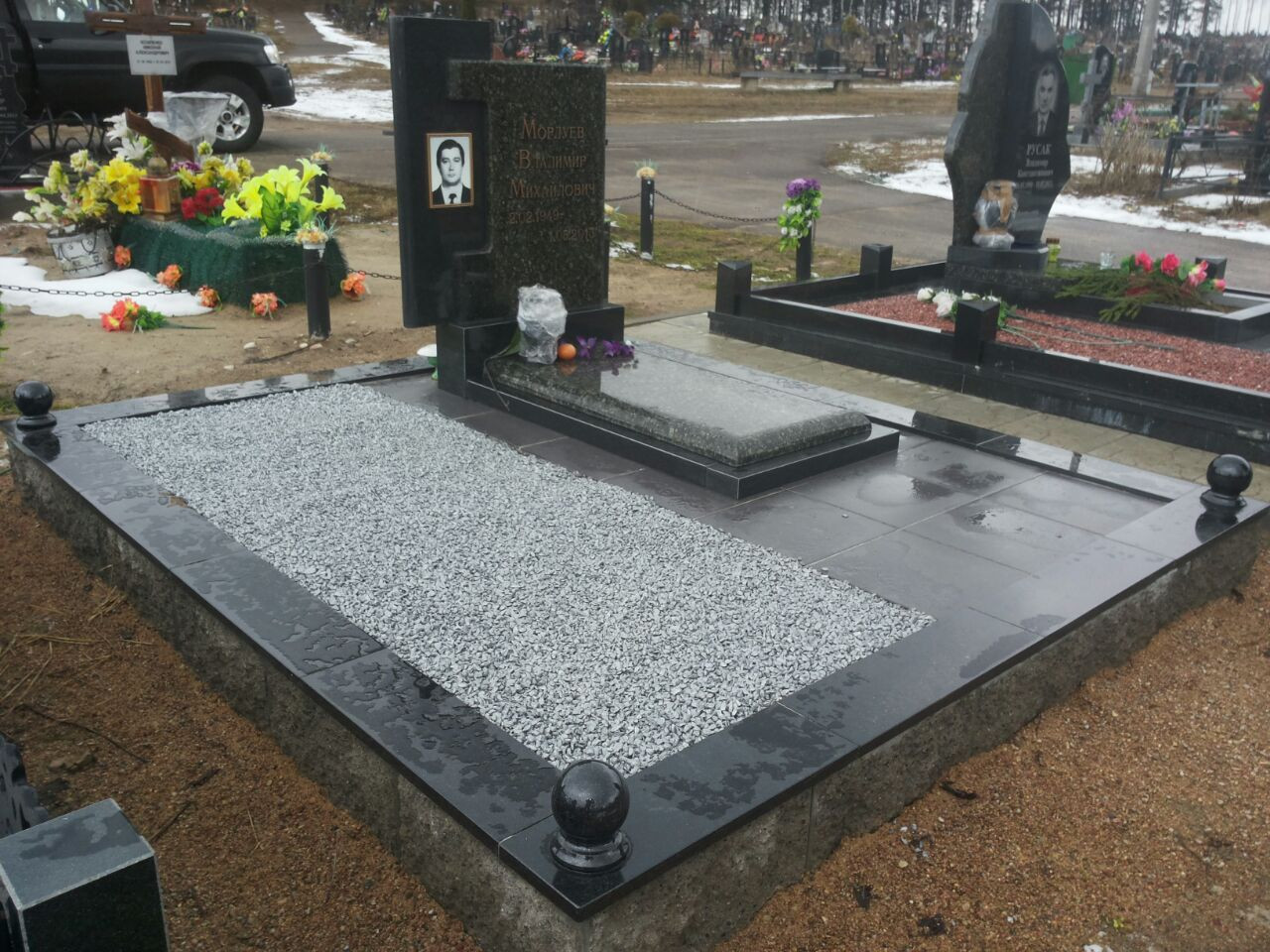 Установка памятника, цоколя, плитки и засыпка каменной крошки на могилу