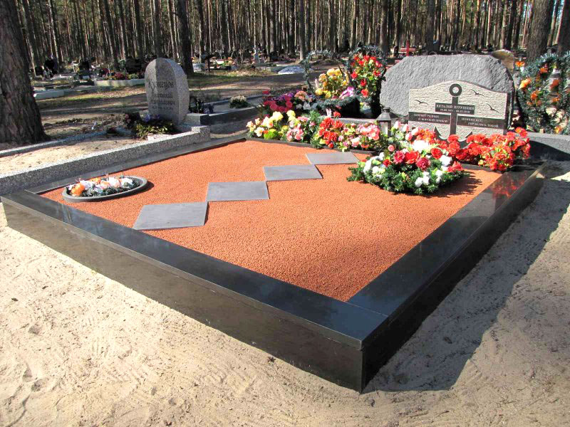 Засыпка могилы оранжевой каменной крошкой